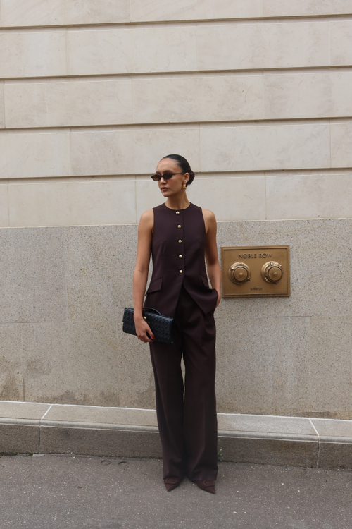 Жилет удлиненный с острыми бортами темно-коричневый