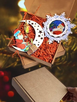 Деревянная игрушка на елку. Художник Владимир Зарубин. Месяц с Дедом Морозом