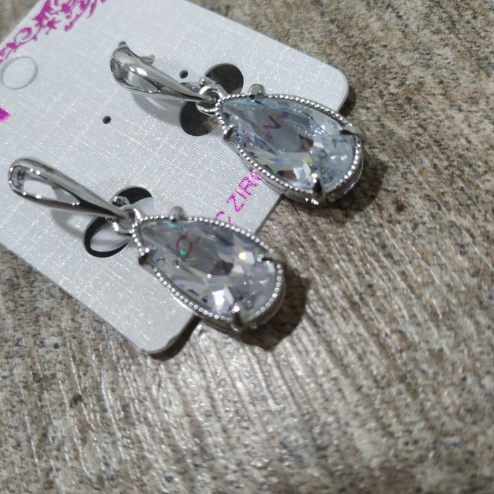 Серьги на англ.заст. Cubic Zirconia подвеска капля большая в оправе цвет прозрачный металл серебристый