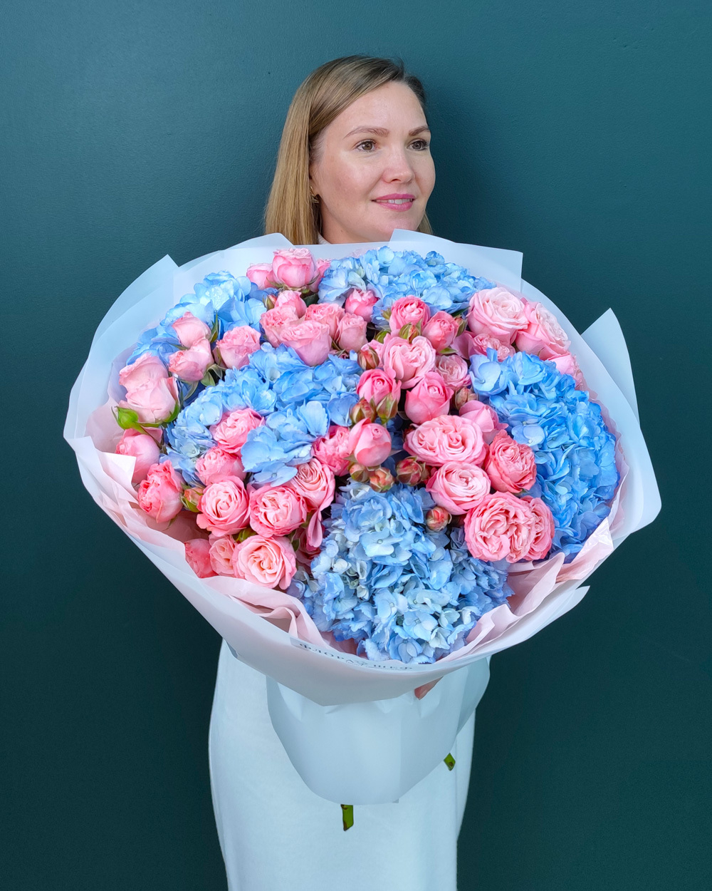 Букет из голубой гортензии и кустовой розы(00383)