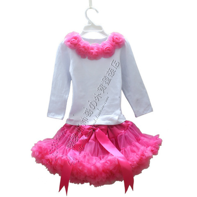 Костюм из пышной юбки и лонгслива, украшенного розами