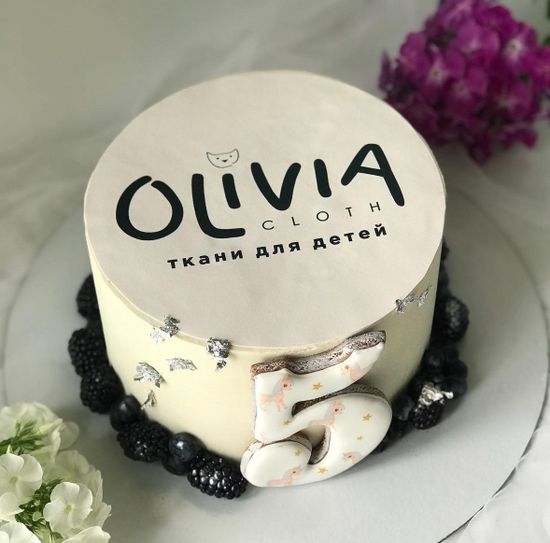 Торт с логотипом на юбилей компании с ягодами и цифрой