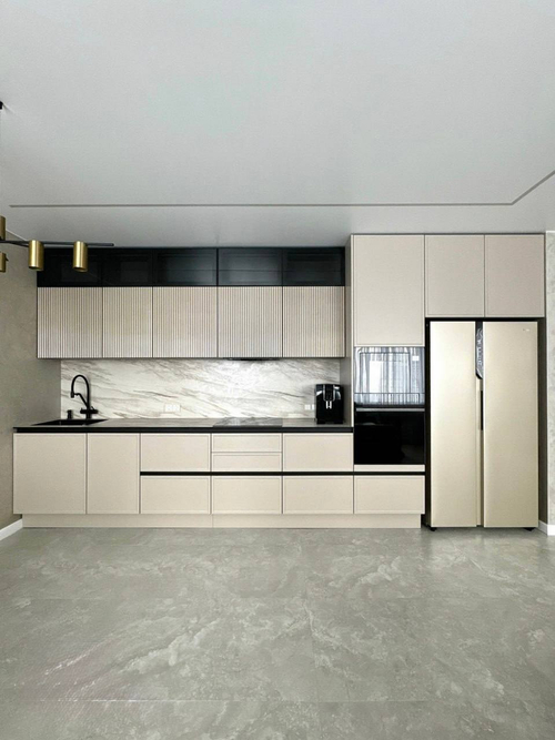 Современная кухня «Эмаль Премиум» с фрезерованными фасадами и витражами