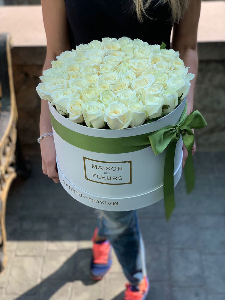 45 белых роз в коробке Maison Des Fleurs