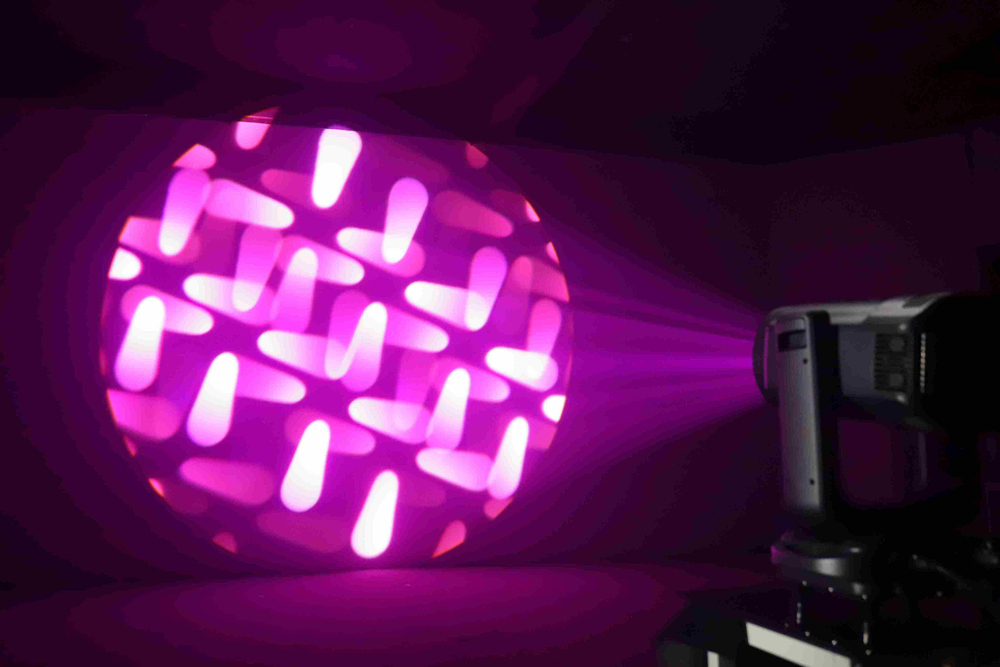 LE680 PROF — Профильный LED-прожектор 680 Вт Moving Head с системой фрейминга и зумом 4°-45°