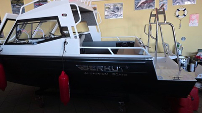 Лодка Беркут L-HT Open. В наличии. Цвет Черный низ - серый верх