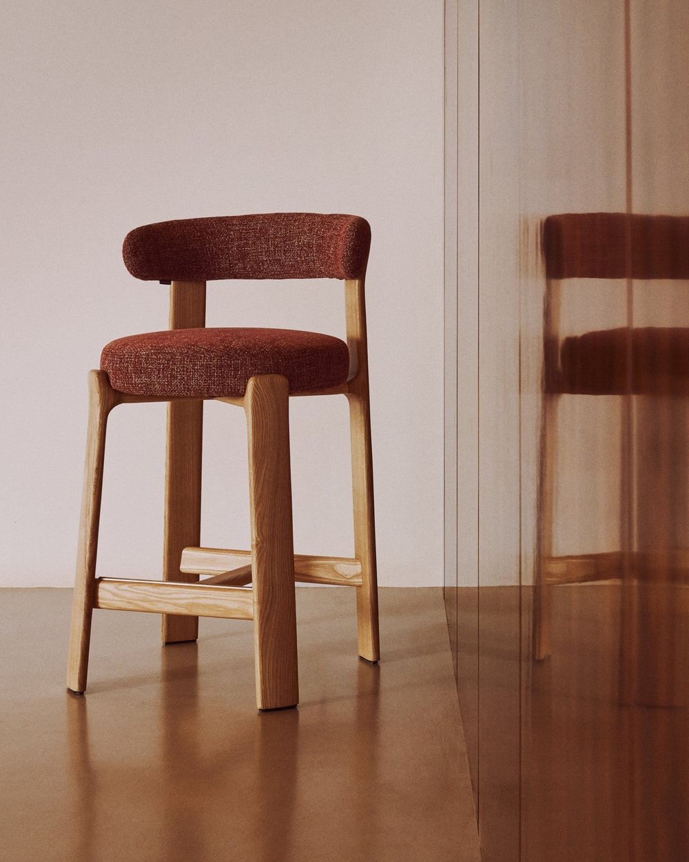 Полубарный стул Granite из терракотовой синели и ясеня с натуральной отделкой 65 см