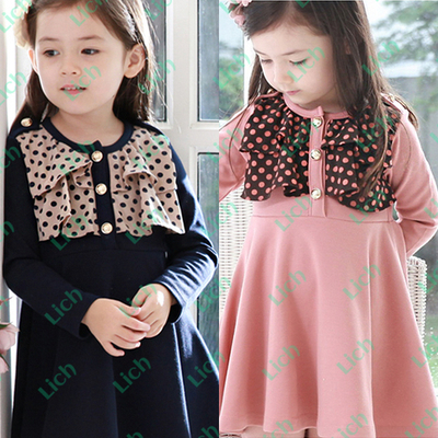 Платье на пуговицах с контрастной вставкой в горох