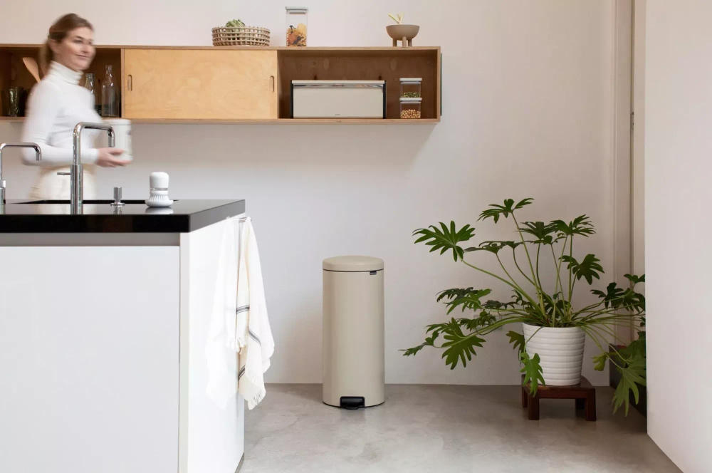 Brabantia - Контейнер для мусора NewIcon, 30 л, мягкий бежевый / артикул   149962  / GTIN 8710755149962