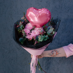 120. Романтичный букет с шариком-сердцем в контрастной упаковке
