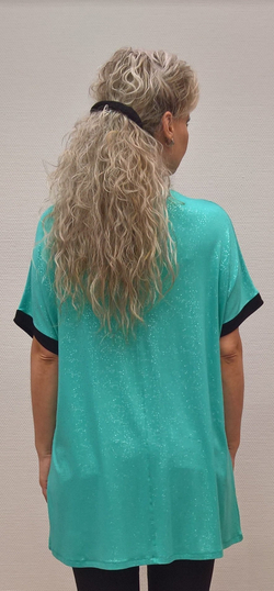 Салатовая футболка с прорезями и эмблемой