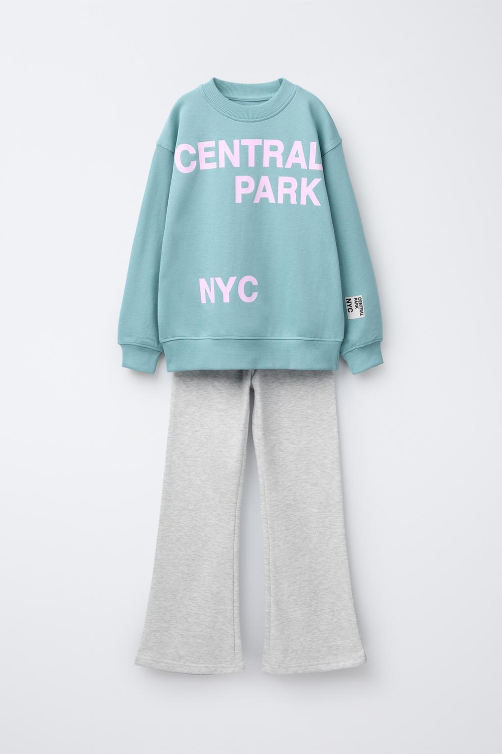 ZARA КОМПЛЕКТ ИЗ ТОЛСТОВКИ С НАДПИСЬЮ И ЛЕГИНСОВ FLARE, ЗЕЛЕНОВАТО-СИНИЙ