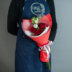 Сборный мини букет в красном оформлении