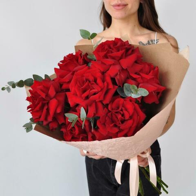 Бархатные французские розы 7 штук с эвкалиптом