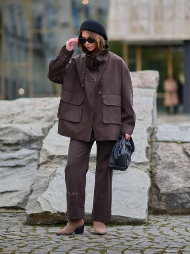 Шоколадный костюм из объемной куртки и брюк
