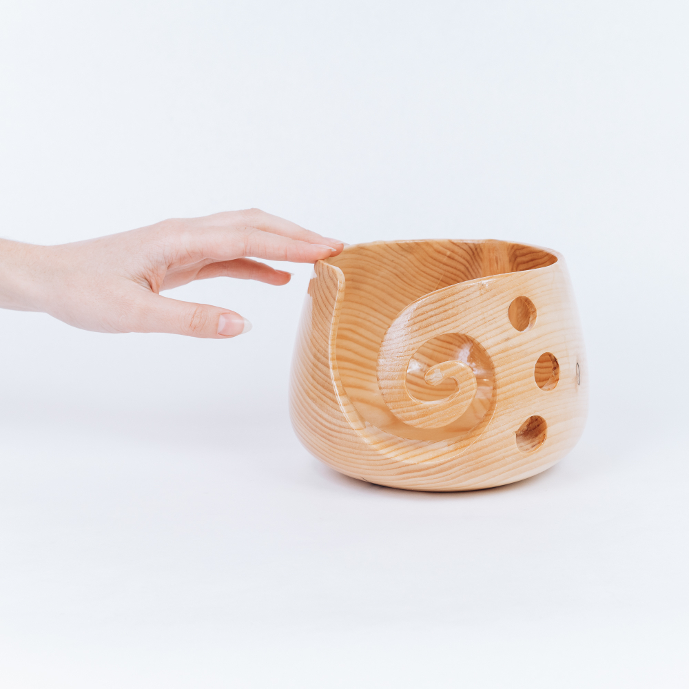 Деревянная клубочница из сибирского кедра. KL13