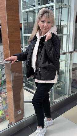 Черная комбинированная куртка с бежевым принтом