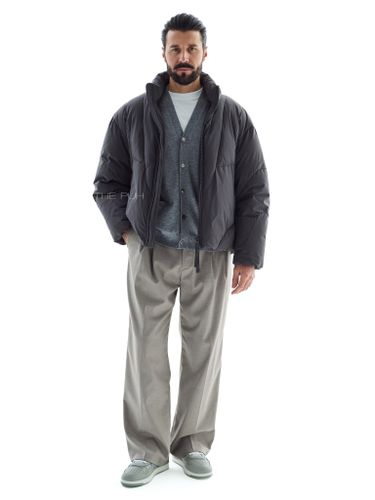 Графитовый короткий пуховик с фигурными швами