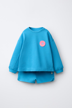 ZARA КОМПЛЕКТ ИЗ ТОЛСТОВКИ И БЕРМУДОВ С ПРОРЕЗИНЕННОЙ НАШИВКОЙ, ГОЛУБОЙ