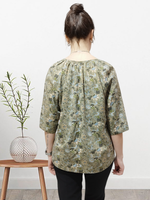 1111 Джемпер женский штапель цветы на хаки (56)