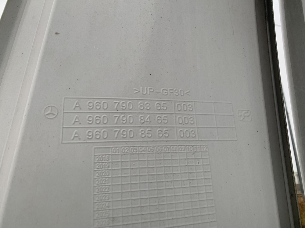 Спойлер кабины боковой верхний левый 2020г.