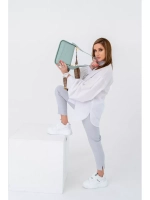 Сумка кросс-боди через плечо с широким съемным ремнем.