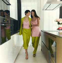 Шелковая юбка, юбка миди, женская юбка, легкая юбка, струящаяся юбка, стильная юбка, юбка для дома, комфортная юбка, юбка на лето, юбка для отдыха, модная юбка, юбка из шелка, юбка для выхода, юбка на каждый день, элегантная юбка, юбка на резинке, свободная юбка, длинная юбка, юбка для особых случаев, юбка для свидания, домашняя юбка, струящаяся юбка, актуальная юбка, лаймовая юбка, домашняя лаймовая юбка, лаймовая юбка миди, лаймовая шелковая юбка.