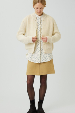 Рубашка покроя реглан молочная с синими веточками