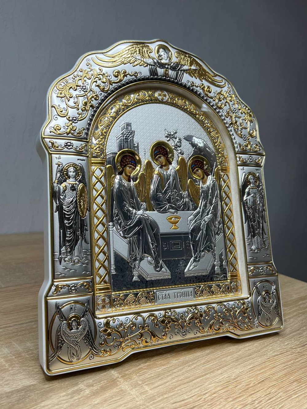 Св. Троица, икона арочная с рамкой под стеклом, белое дерево 206х270