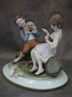 Статуэтка. Фарфор. Дети с маскарадной маской. Capodimonte. Италия