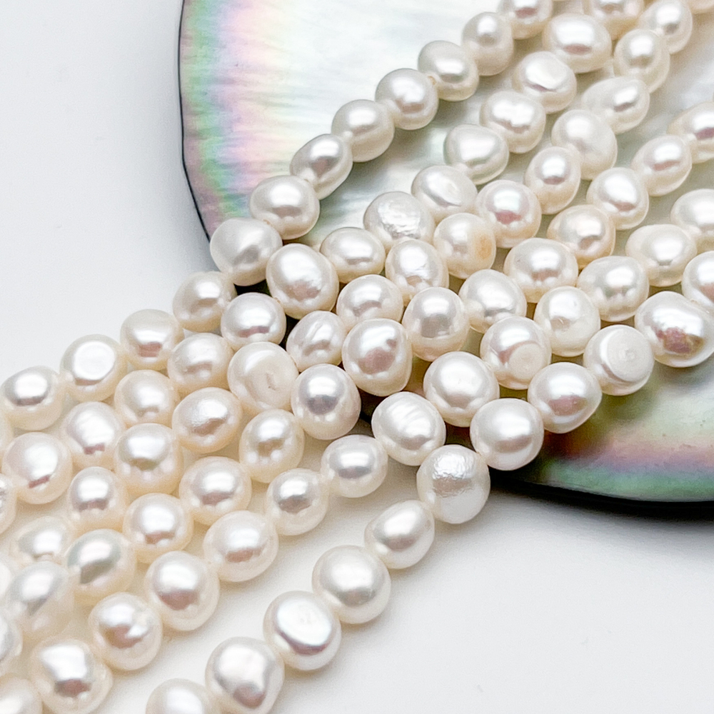 Жемчуг, размер около 5,5*6 мм, цена за отрезок 17 (1/2 нити)