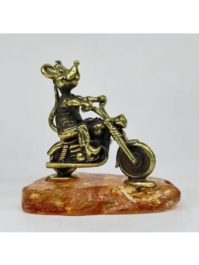 Бронзовая статуэтка на янтаре