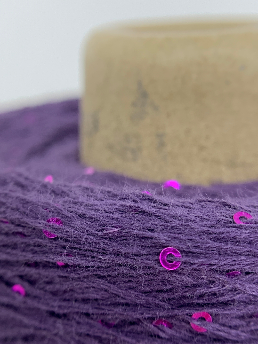 FORTE; 100% хлопок, пайетки 2мм; 640м/100гр; цвет: темно-фиолетовая нить, сиренево-малиновые пайетки; S715 MP