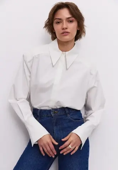 Рубашка с подплечниками белая