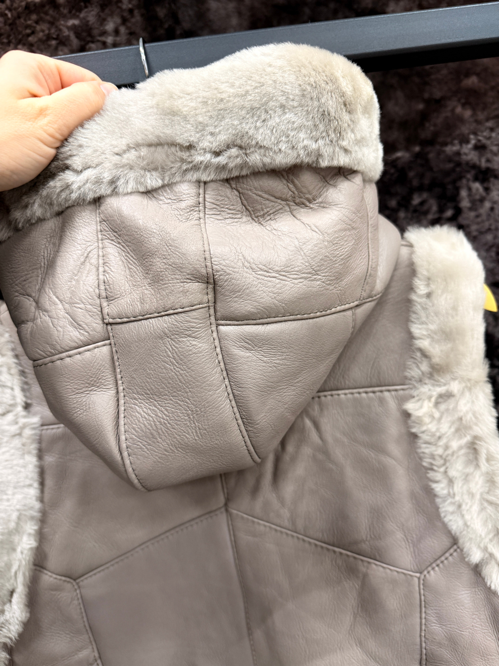 Жилет из натуральной овчины. С капюшоном, 48 Размер