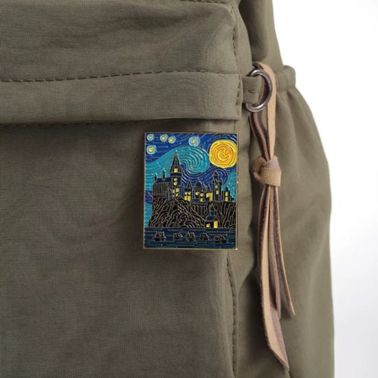 Значок металлический Гарри Поттер Хогвартс. Очертания в Звездную ночь, р-р 4,5х3,6 см