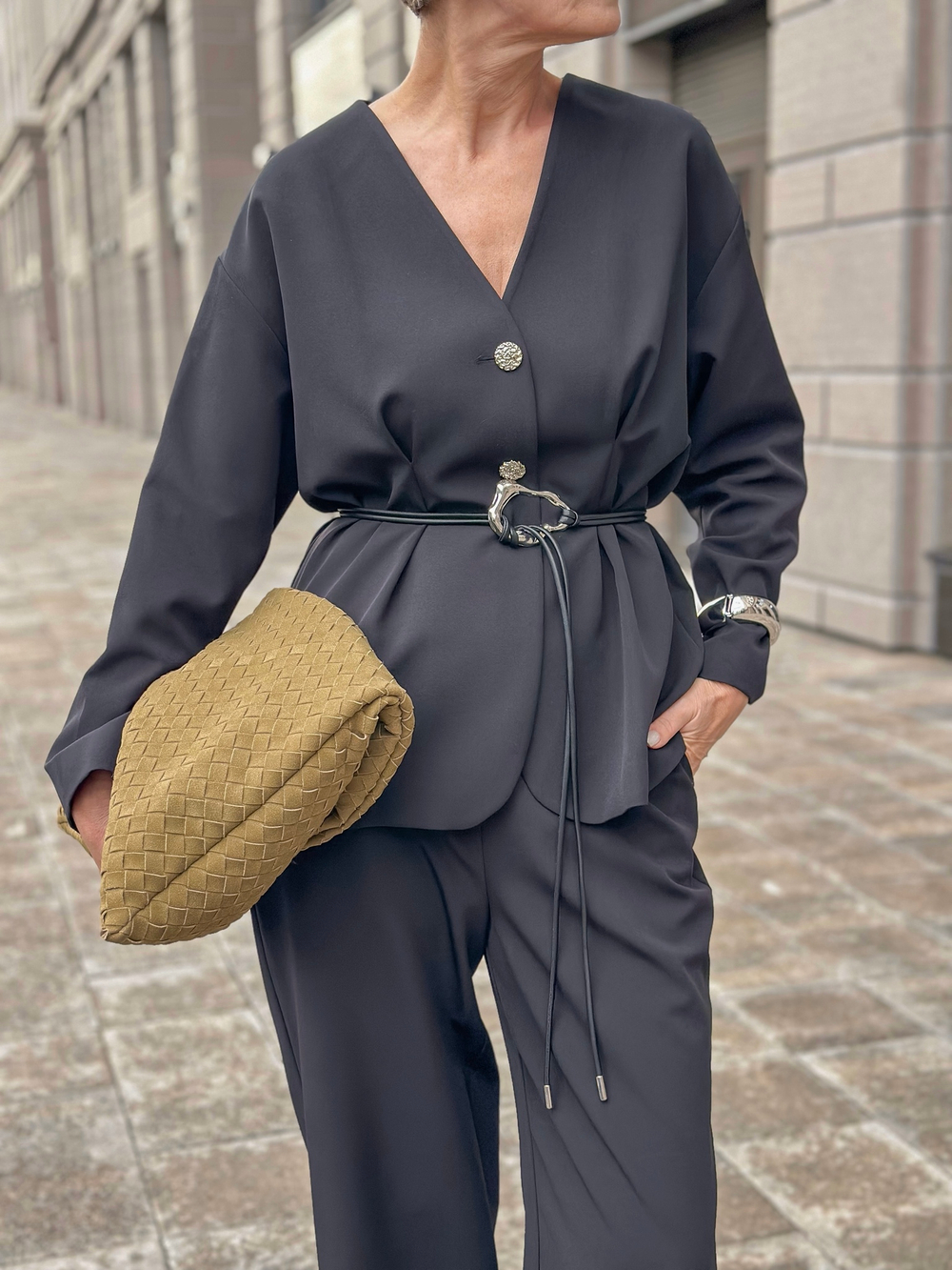 Костюм приталенного силуэта со спущенным рукавом