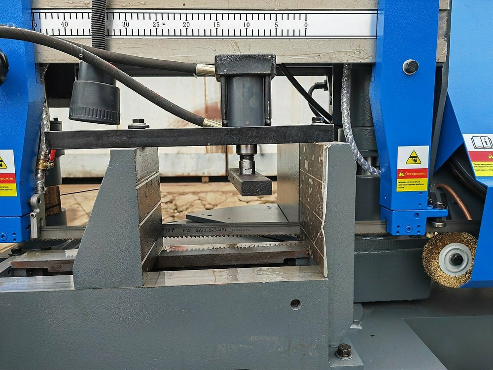 Ленточнопильный станок c поворотом пильного модуля под углом до 60° MetalTec BS 300 CZ