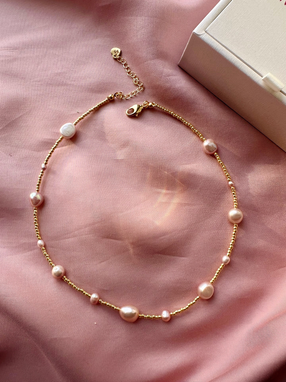 Чокер из бисера и розового жемчуга