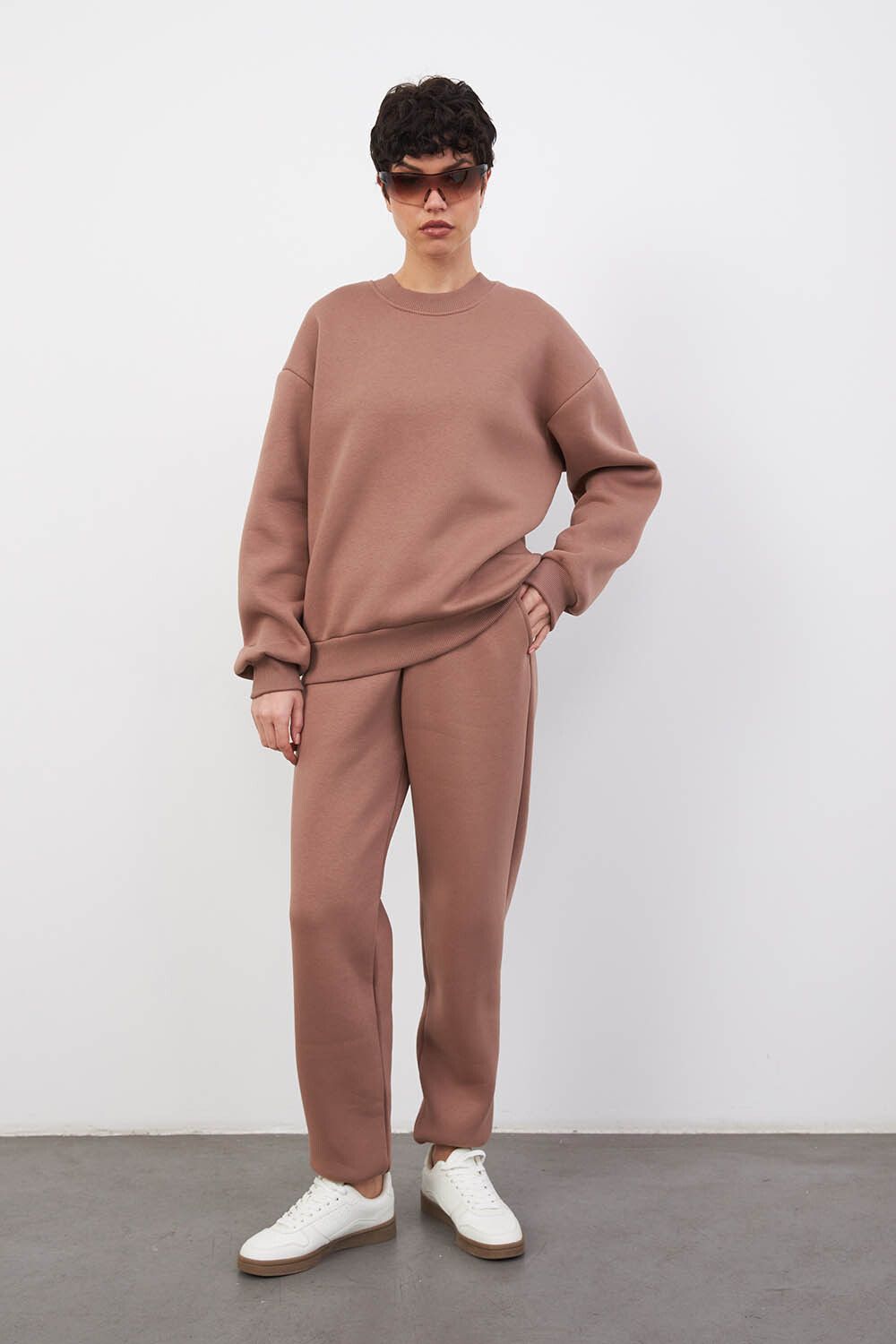 Утепленный свитшот цвета молочный шоколад