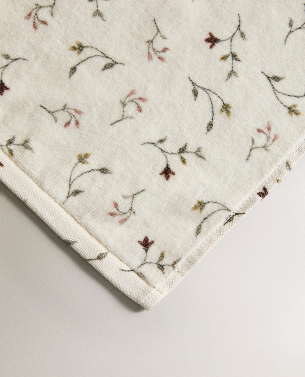 Zara Home - Банное полотенце с цветами, разноцветный, 30х50 см