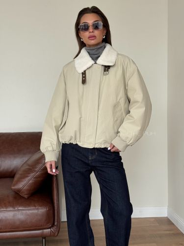 Утепленная женская куртка бежевого цвета