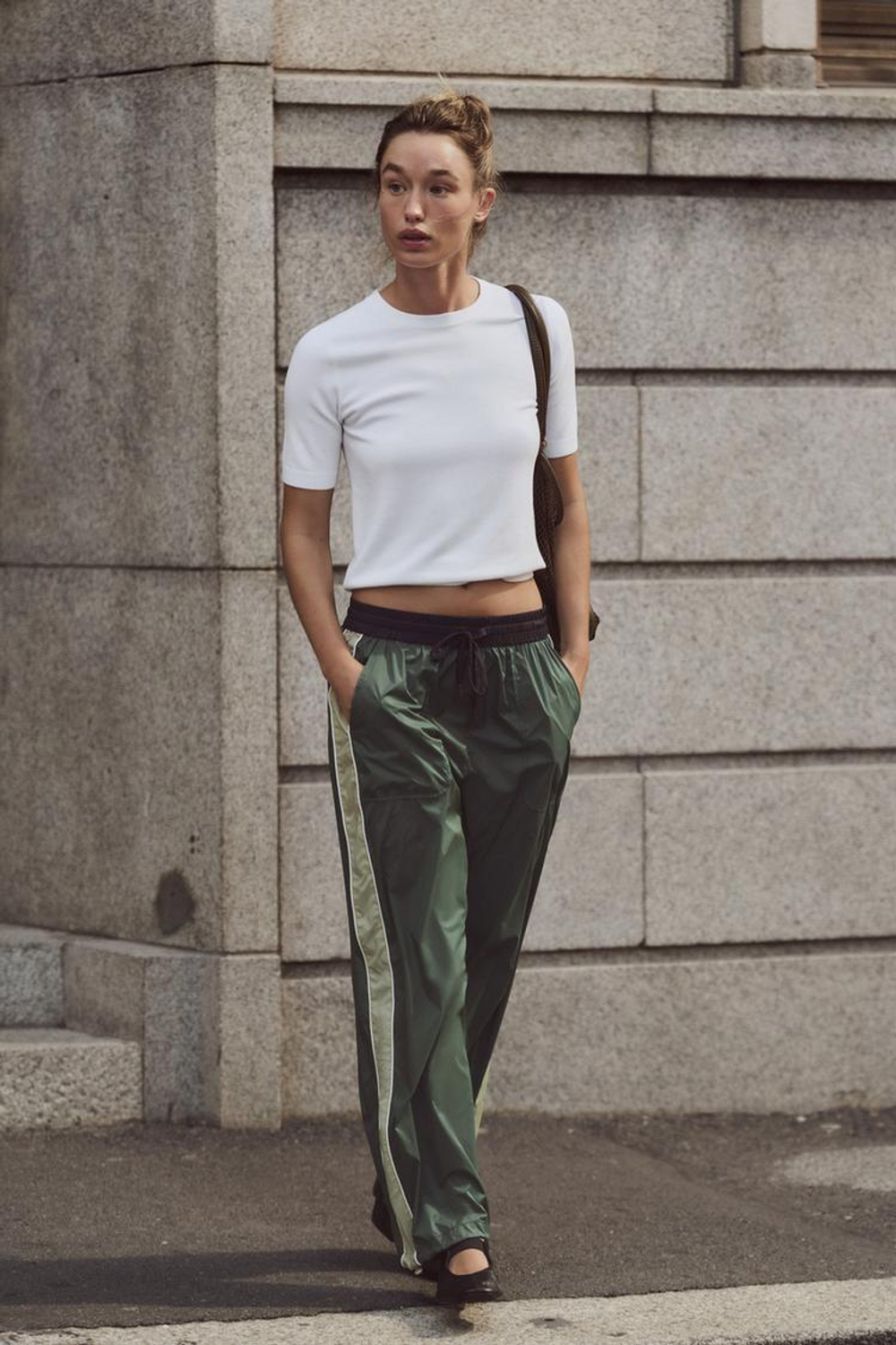 ZARA БАЗОВЫЙ ОДНОТОННЫЙ ТРИКОТАЖНЫЙ ТОП С КОРОТКИМИ РУКАВАМИ, БЕЛЫЙ