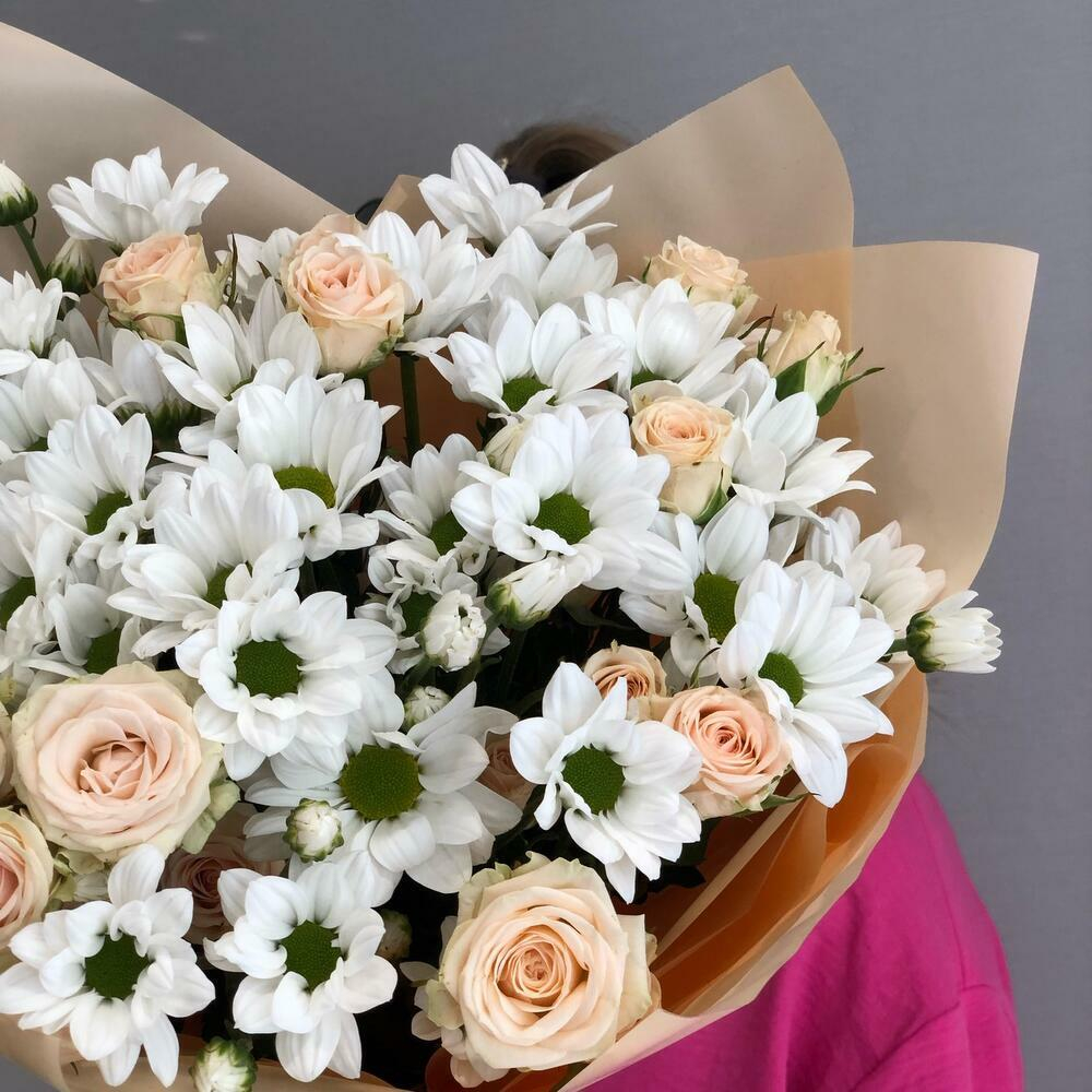 Букет из белой кустовой хризантемы и кустовых роз