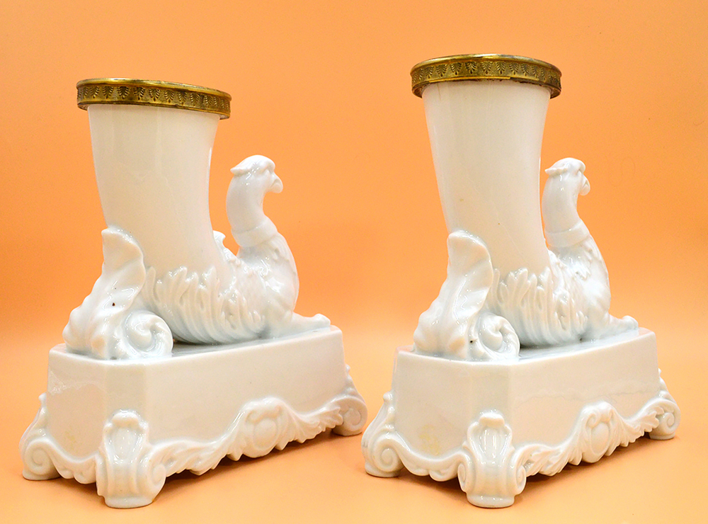 Пара фарфоровых ваз в форме ритона на постаменте. Фарфор, бронза. Франция. XIX в.