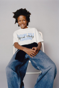 ZARA ФУТБОЛКА В СТИЛЕ ПРЕППИ С НАДПИСЬЮ И НАШИВКОЙ, БЕЛЫЙ