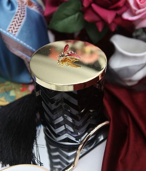 Большая черная свеча "ёлочка" с золотой пчелой и платком, Cote Noire