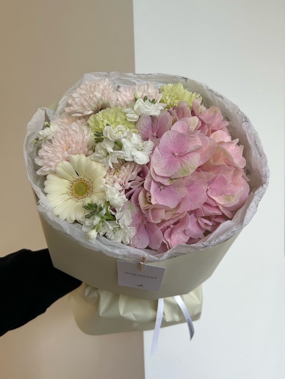 Букет из хризантемы, гортензии и маттиолы в белом оттенке