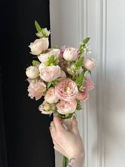 Свадебный букет из кустовых пионовидных роз, орнитогалума и эустомы