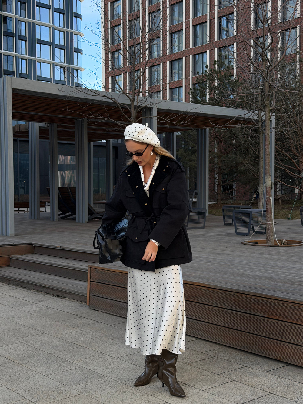 Берет в горошек молочный